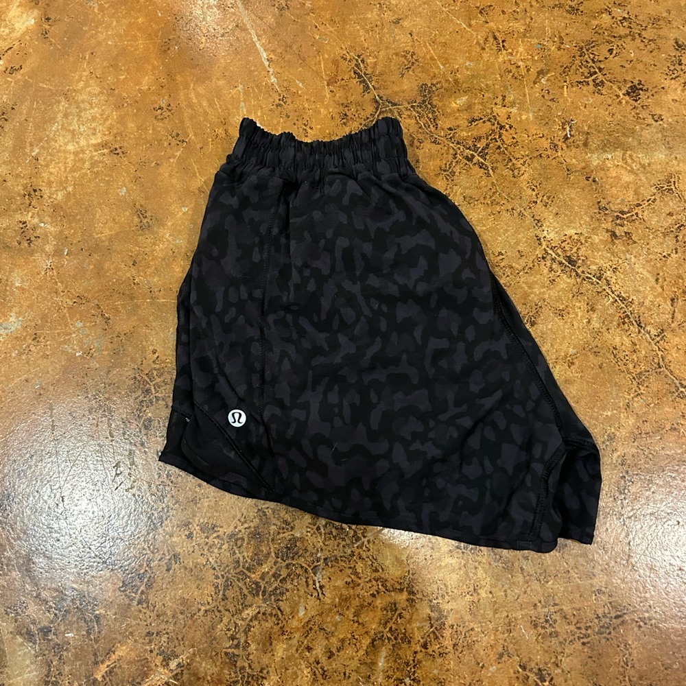Lululemon 4in Low Rise Black Pattern Hotty Hot Short